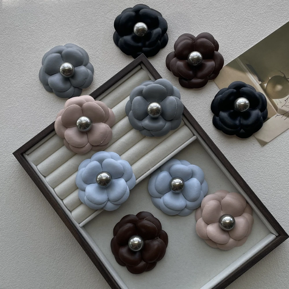 

Новинка: Брошь-камелия из искусственной кожи для женщин, элегантный модный аксессуар премиум-класса, изысканная булавка для одежды, свадеб и вечеринок