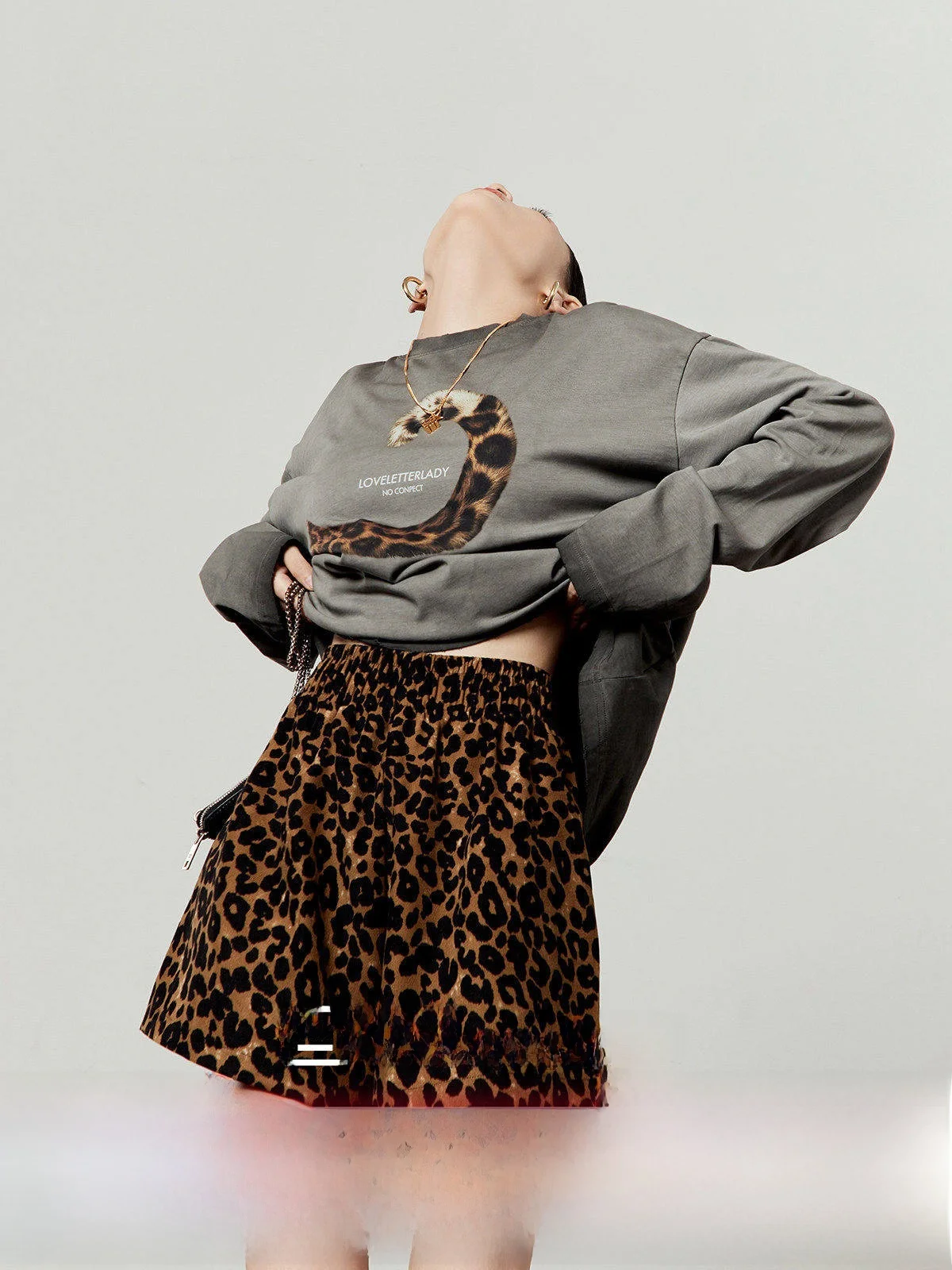 

Женская футболка с длинным рукавом, свободного кроя, с леопардовым принтом и декоративным элементом на спине, повседневная, удобная, дышащая, хлопковая, для осени