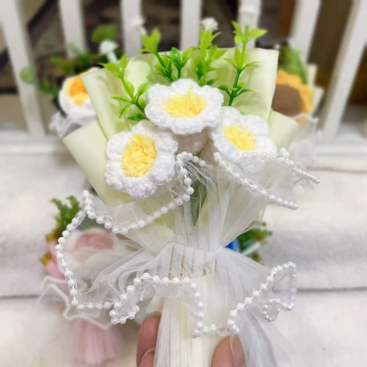 Mini fiori all'uncinetto fatti a mano da 15 cm, piante ripiene, decorazioni per auto, desktop, regali di compleanno per la laurea di Natale