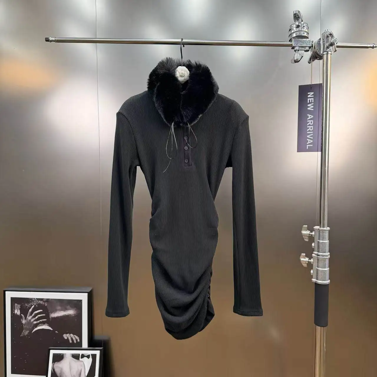 Zimowa sukienka dzianinowa z odpinanym futrzanym kołnierzem, długi rękaw, damska, zapinana na guziki, dopasowana, ocieplana, ciepła sukienka swetrowa o średniej długości.