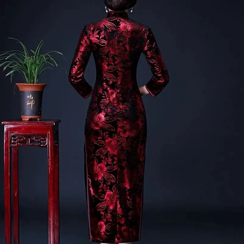 Primavera estate velluto oro Cheongsam abito lungo donna temperamento Slim rosso abiti da sera da sera madre velluto abiti M-6XL