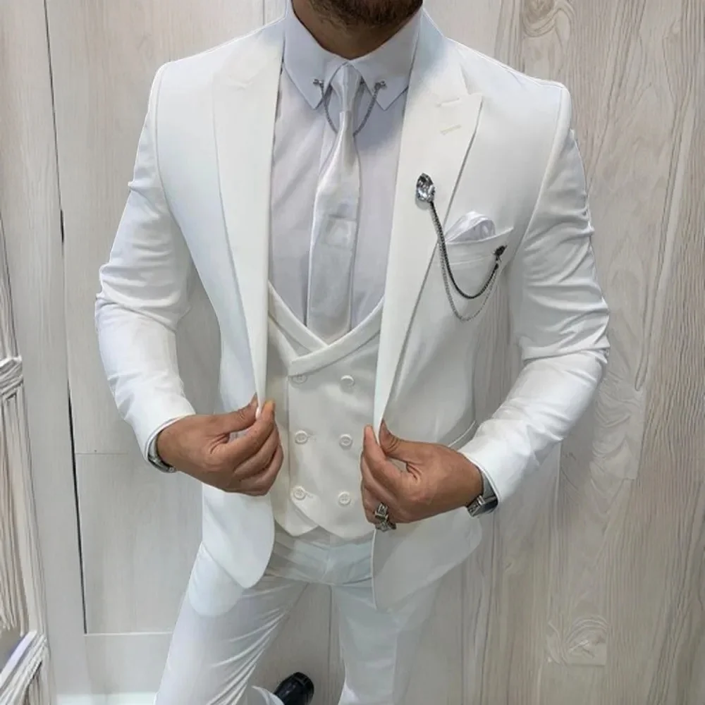 

Белые костюмы для мужчин на свадьбу, итальянский дизайн, смокинг для жениха, приталенный комплект из 3 предметов, куртка, жилет, брюки, деловое праздничное платье по индивидуальному заказу, 2025 г.