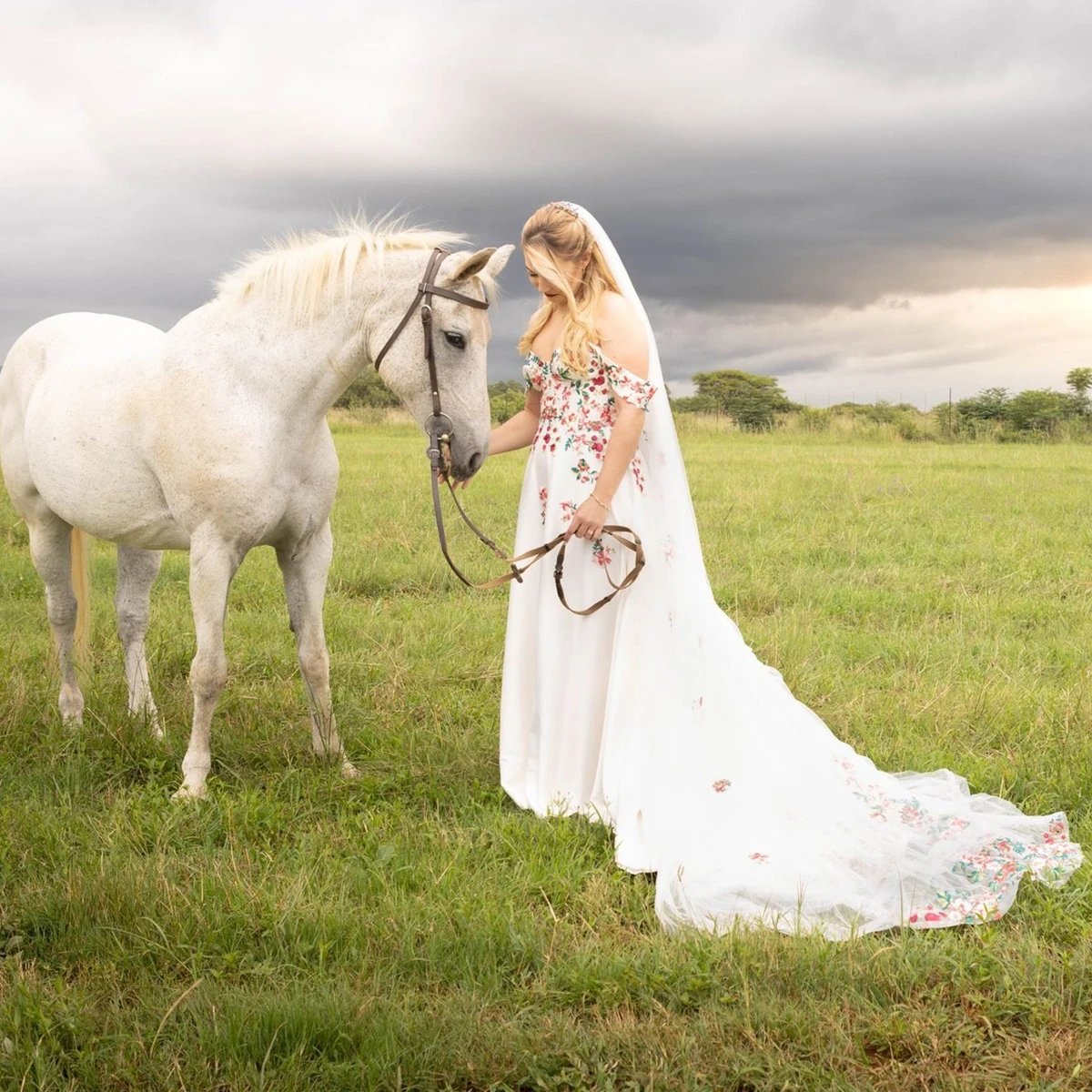 قبالة الكتف الحبيب المطرزة الدانتيل فساتين الزفاف خط ملون ريفي زيبر فساتين حفلات الزفاف تخصيص حجم كبير