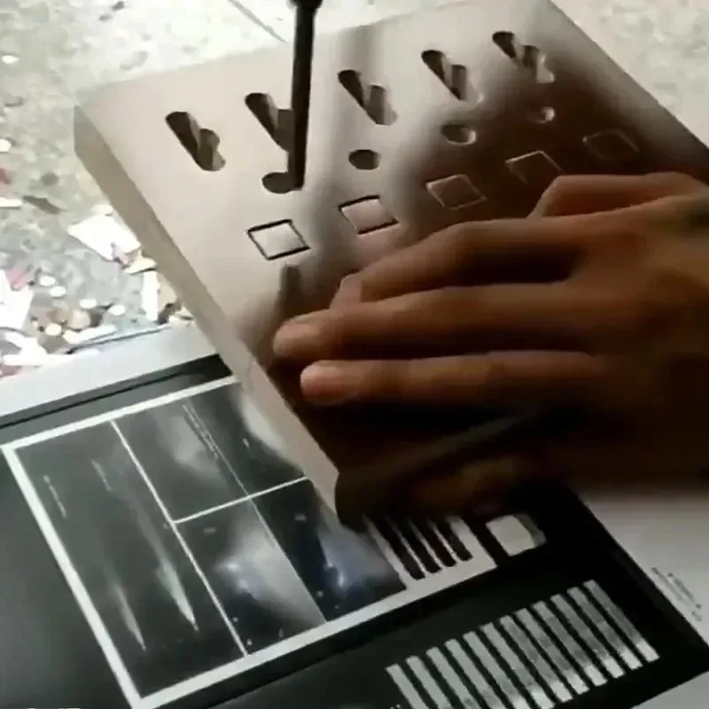 Manual pneumatic punching machine, used for die-cutting corrugated cardboard boxes, kraft paper
