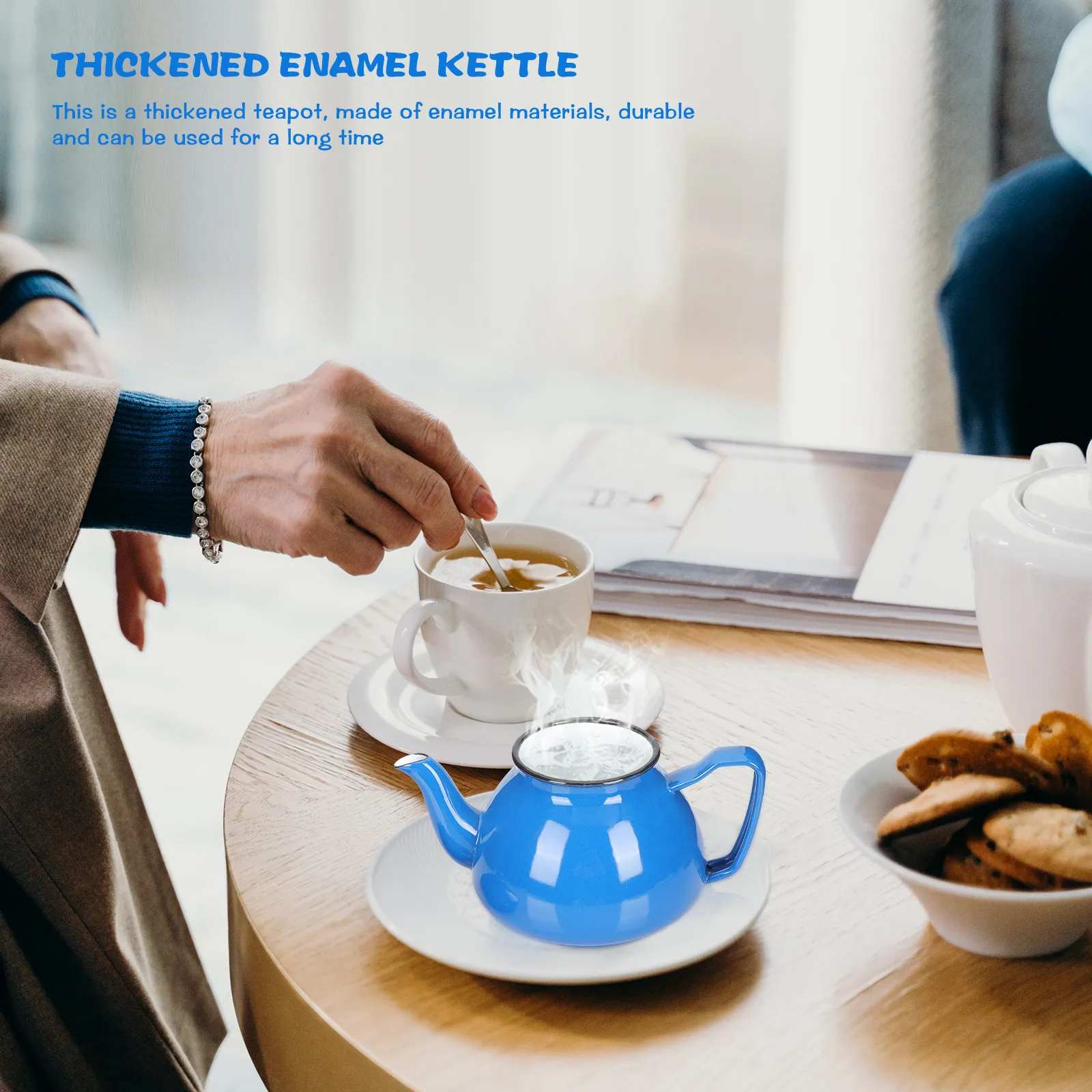 

Прочный эмалированный чайник с утолщенной термостойкой ручкой, идеально подходит для использования на кухне и в столовой