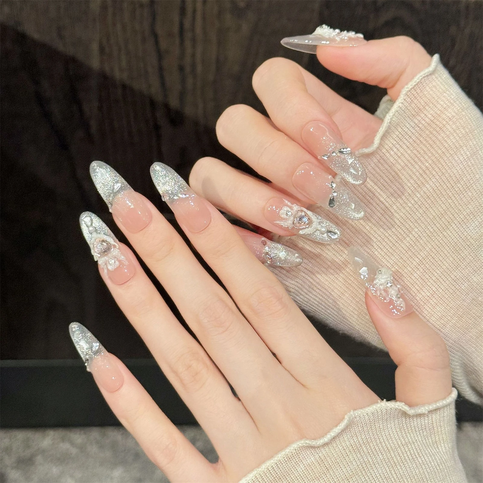 False Nails Quick Press On Nail Tips for Wedding Date Party Wear Long Oval Resin Heart Rhinestone Gradient Clear Base