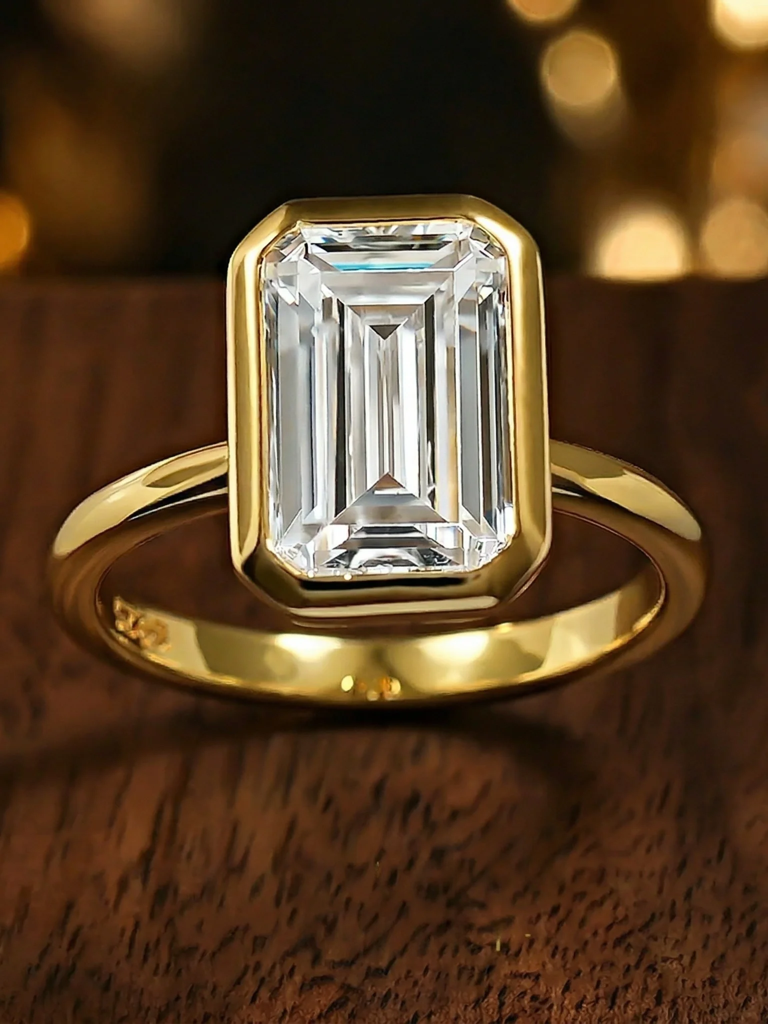 bague-en-argent-emeraude-taille-cristal-de-glace-4-carats-avec-monture-doree-design-minimaliste-de-luxe-pour-femme-ideale-pour-les-affaires-et-les-trajets-quotidiens