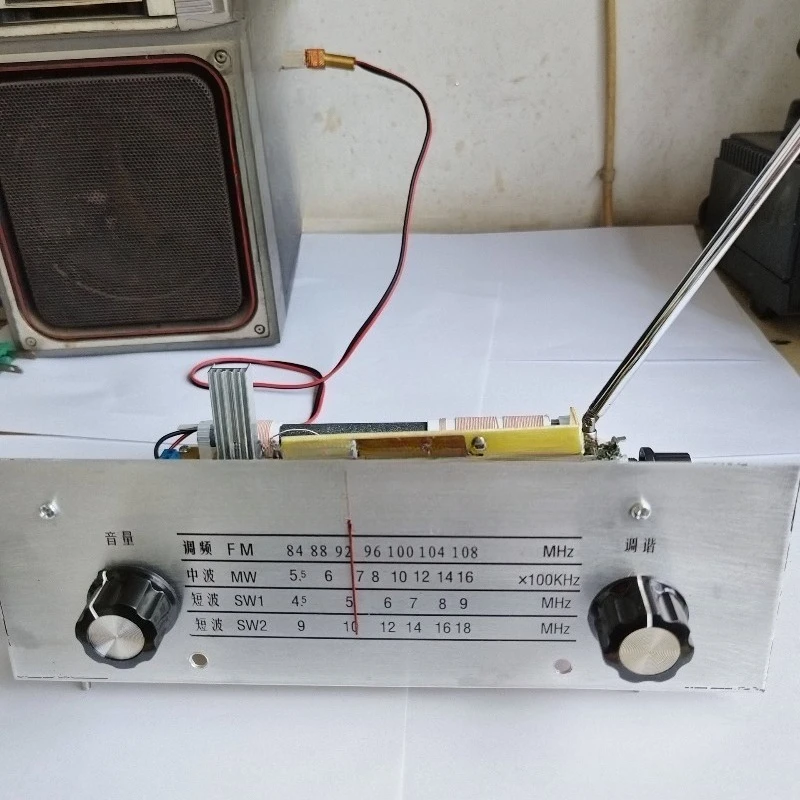 Four-band radio FM AM four-band radio