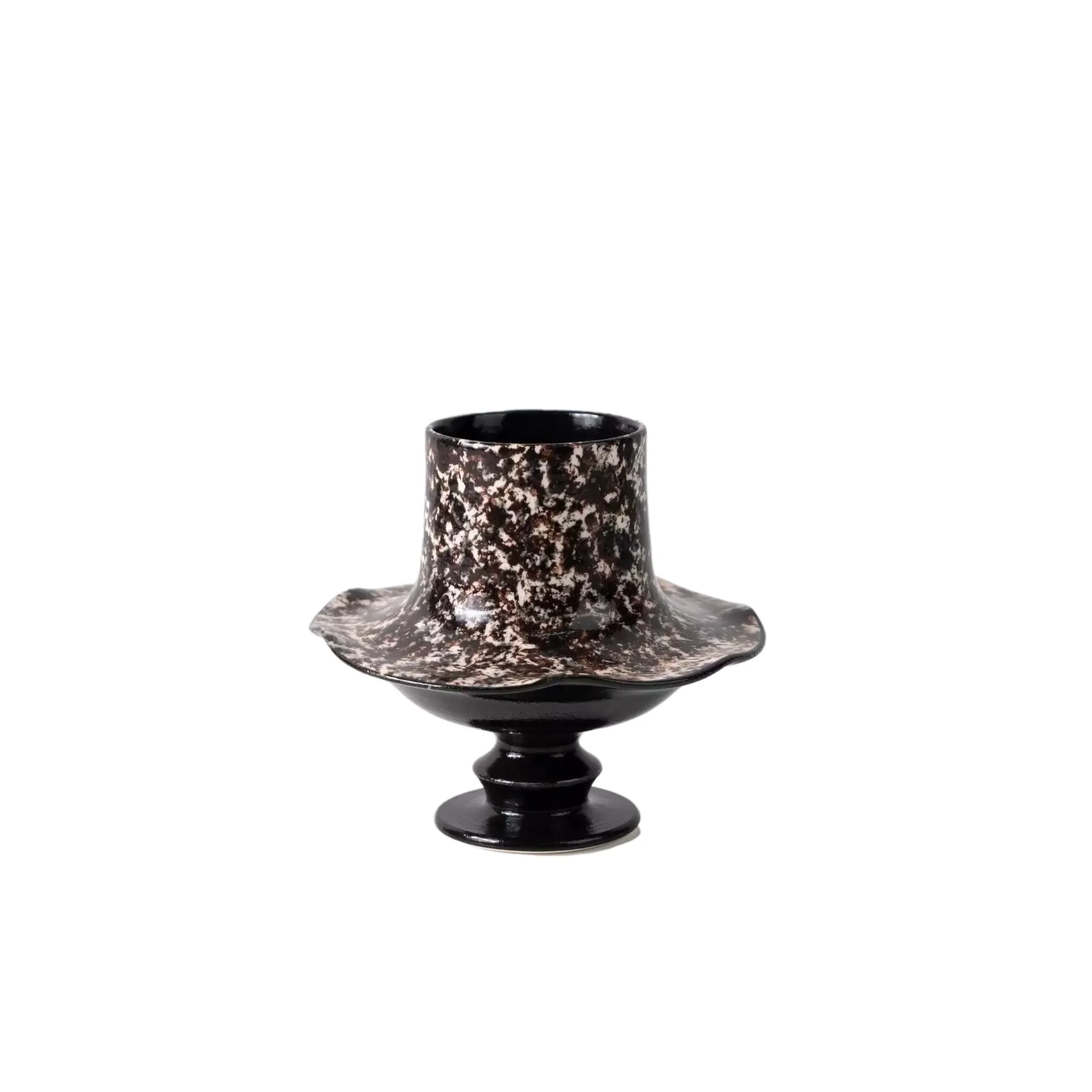 Flower vessels with a high-end feel and vintage creative floral arrangements
