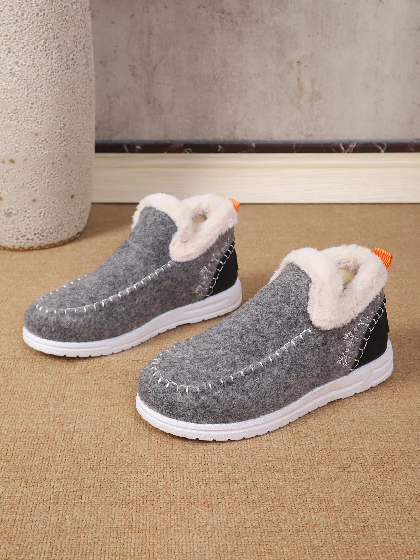 Damen Winter Slip-On Stiefeletten mit Flauschigem Kragen, Weichem Filz, Warmem Fleecefutter, Flach, Rutschfest, Leicht, für den Alltag, Schneestiefel – Detail 16