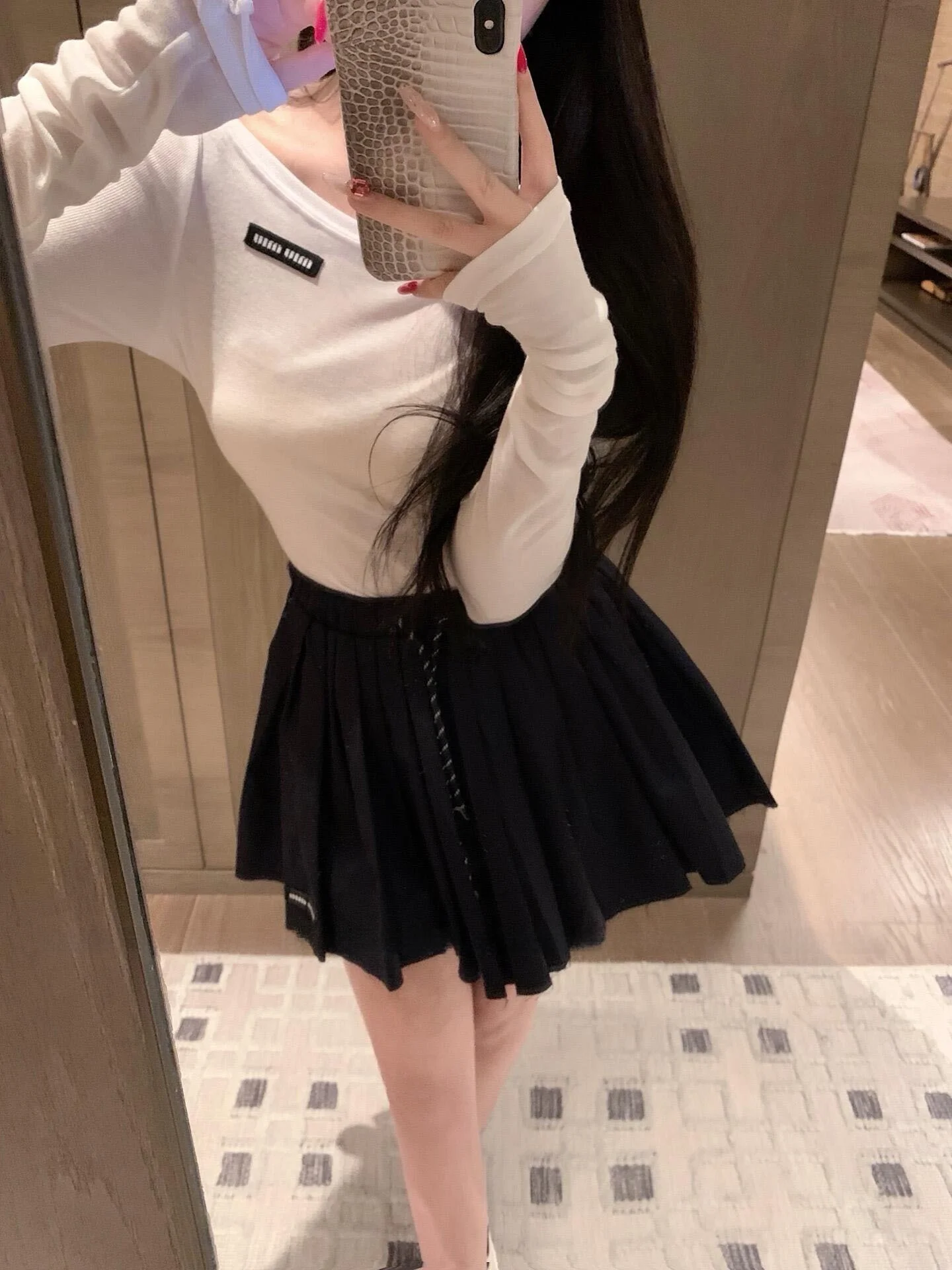 

Korean Style Logo Letter Mark Thin Transparent Base Top Age Reduction Pleated Skirt One Shoulder Design Long Sleeve T-shirt