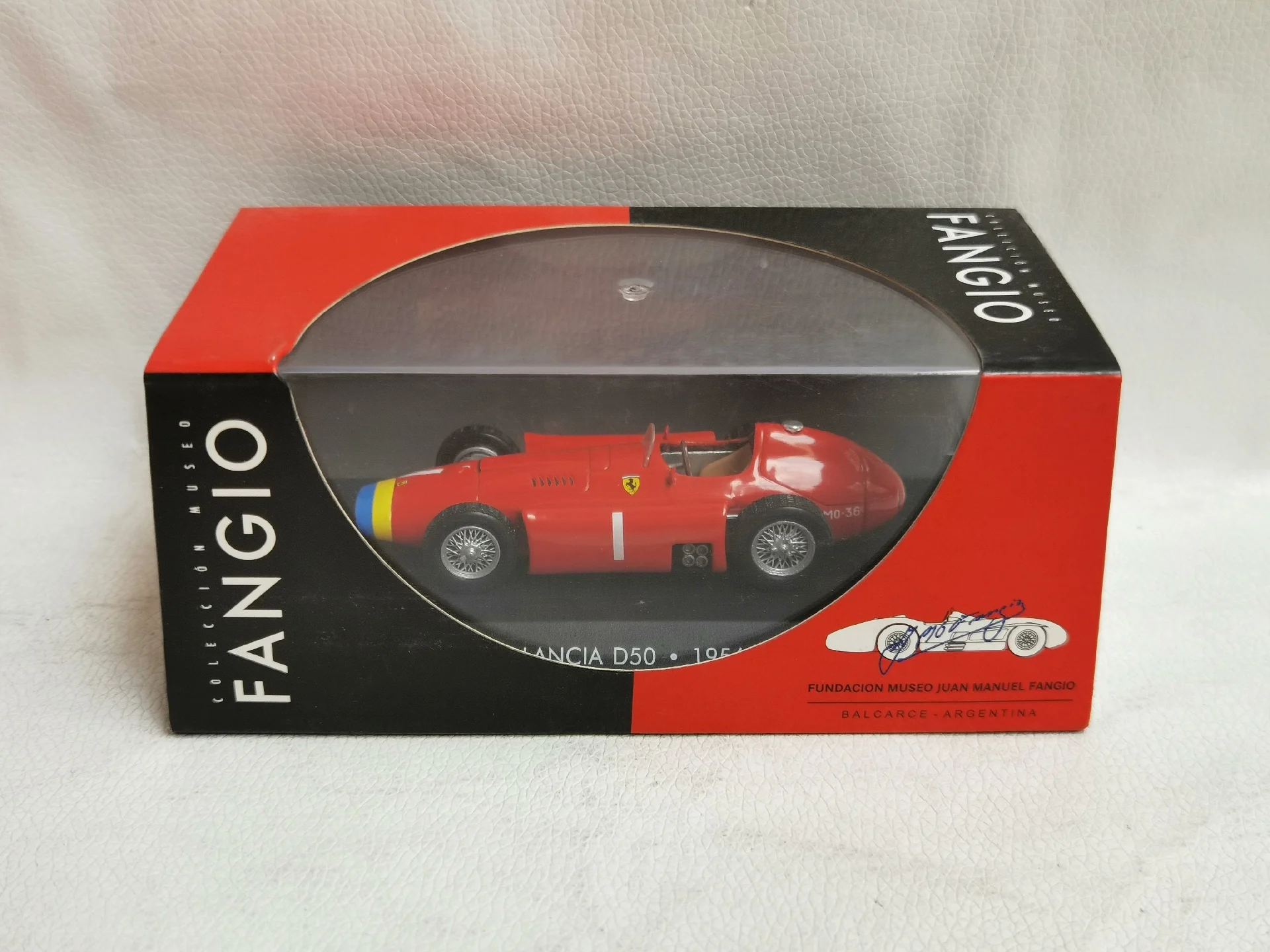 

Коробка с треснувшим литой под давлением IXO масштаб 1/33, Ferrari D50 1956 г. # Модель автомобиля из сплава Ferrari Racing 1, коллекционная игрушка, подарок, сувенирный дисплей