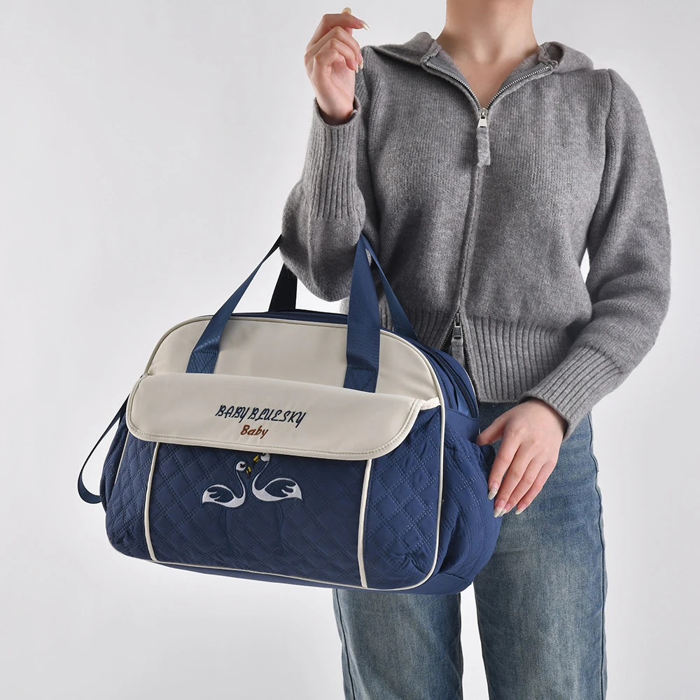 

Сумка для подгузников с лебединым дизайном — большая вместимость, мягкие лямки без помощи рук, удобные, не натирающиеся, облегчают нагрузку мамы