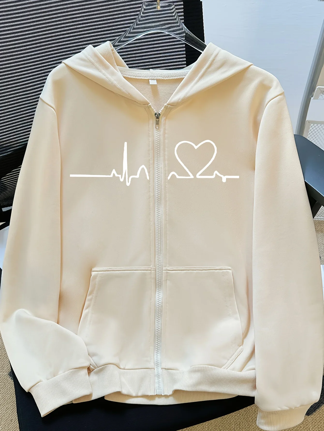 Casaco tipo sweatshirt com fecho de correr, de manga comprida e corte folgado, para homem e mulher, com estampa que reproduz a frequência do batimento