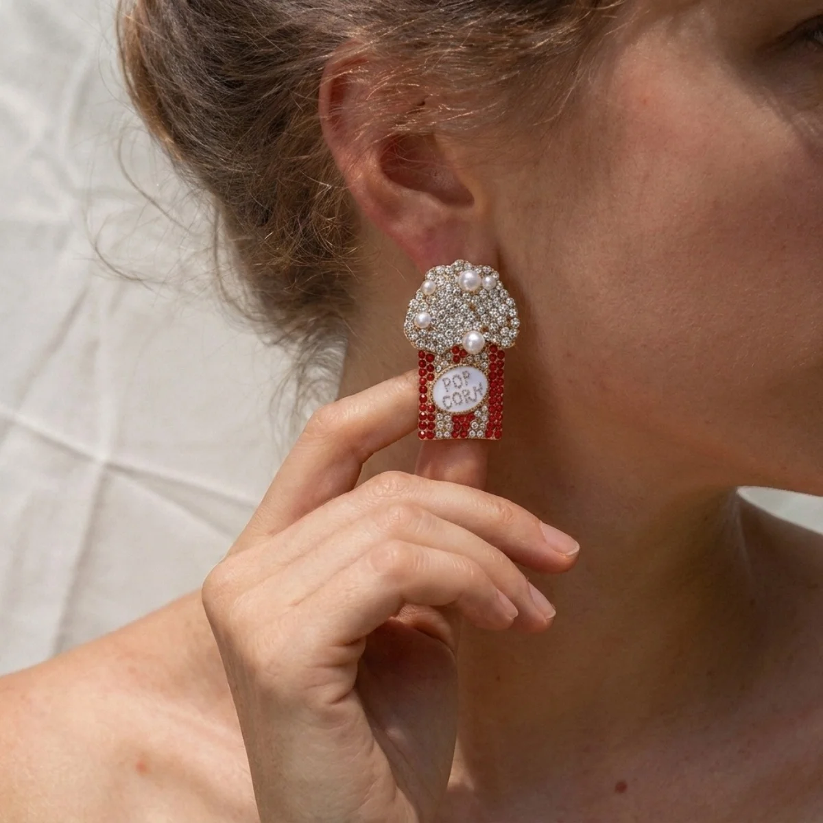 Weihnachtliche rote Strass-Ohrringe mit simulierten Perlen in Popcorn-Form für Damen, kreative Weihnachts-Popcorn-Ohrringe, Neujahrsparty-Schmuck. – Detail 4