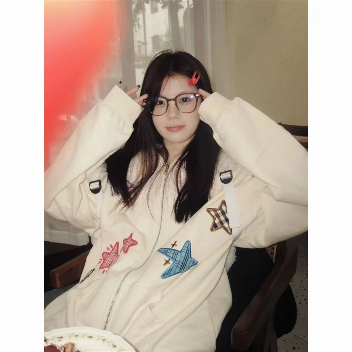 Maglione con cappuccio da donna 2025 Senso del design Fascino Bianco sporco Nuovo design All-match Casual Stile sportivo Cardigan Abbigliamento sportivo