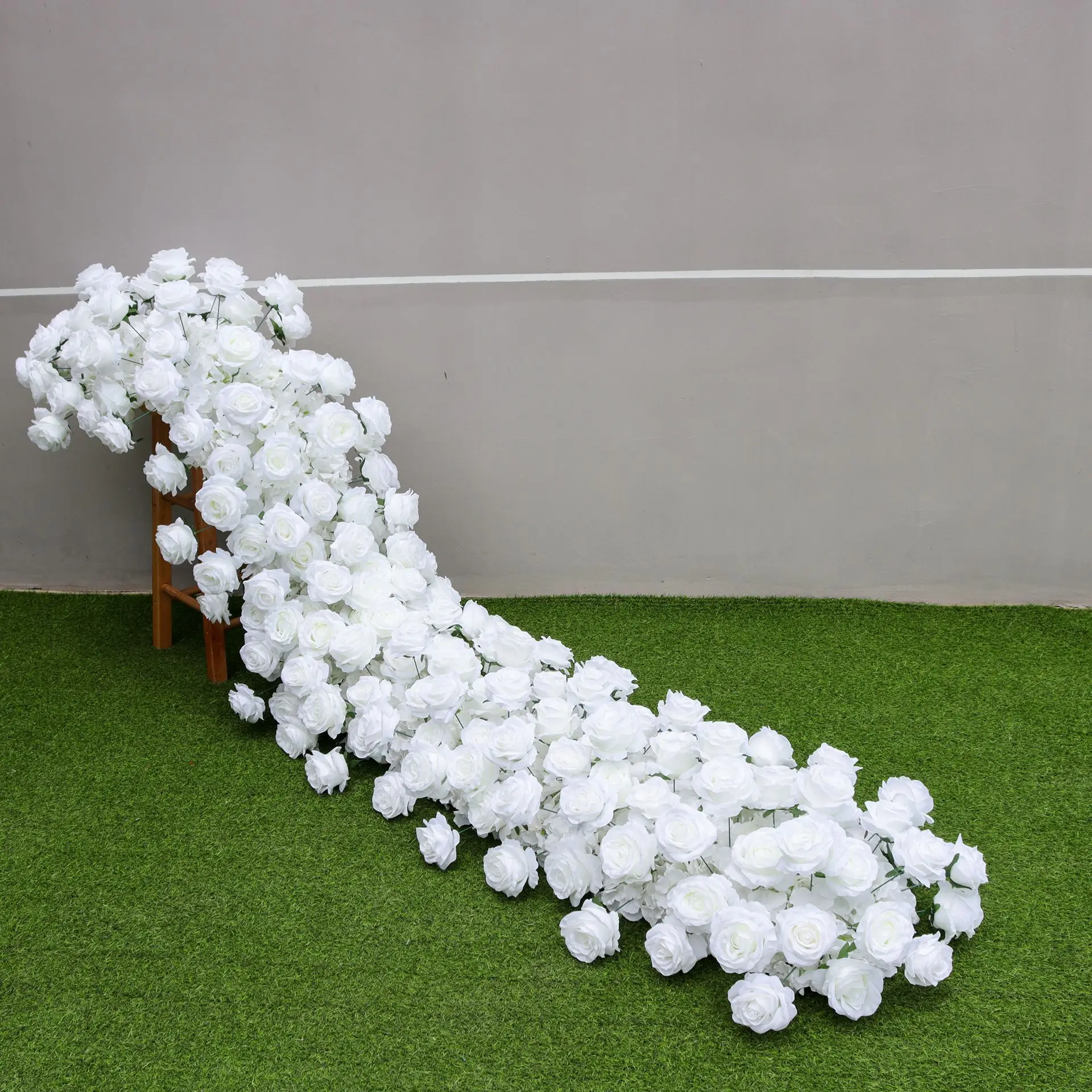 Rote Rosen Künstliche Blumenreihe Sofa-Läufer Luxuriöse Hochzeitskulisse Arrangement Eukalyptus-Grün Event Party Fotobox Deko – Detail 1