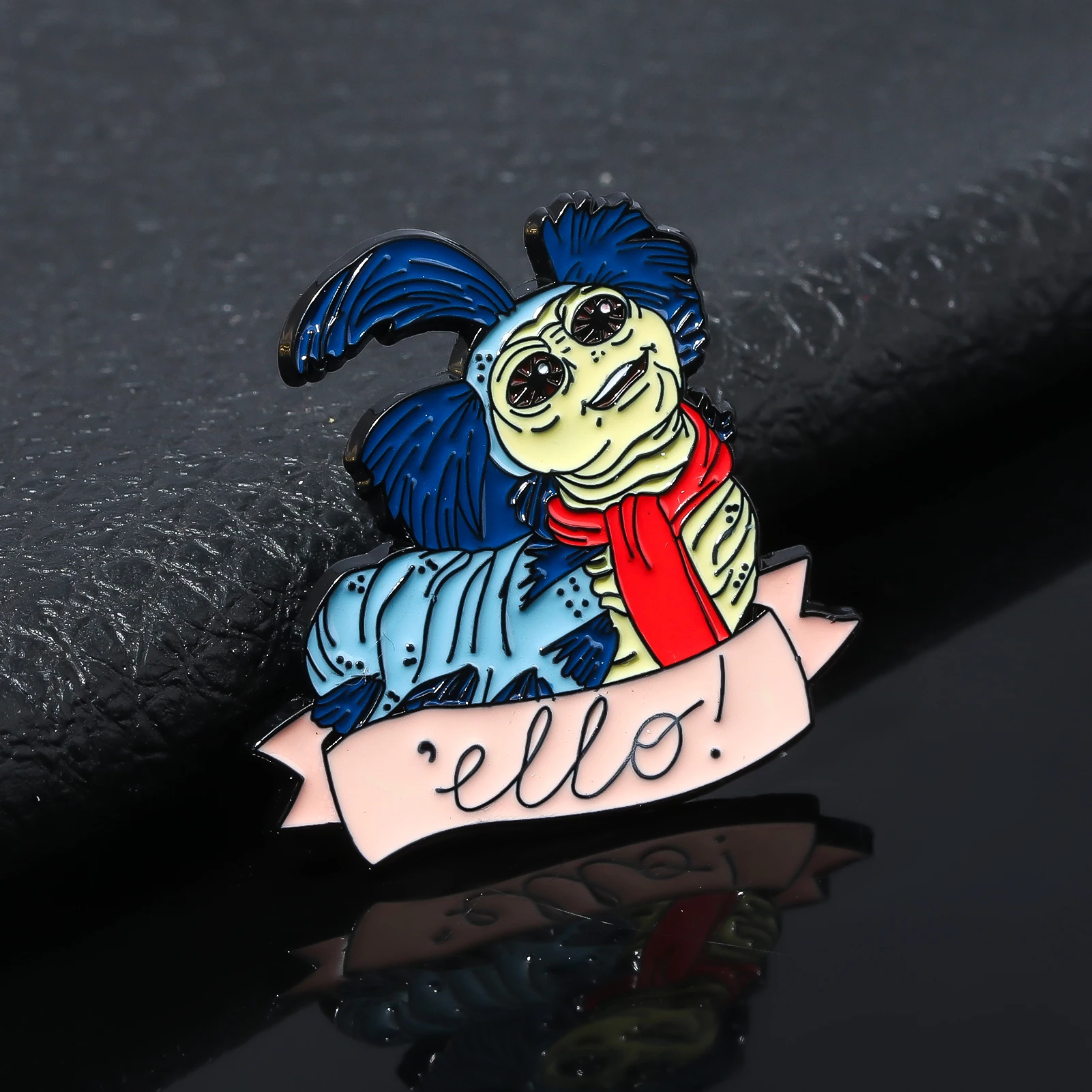 الأزرق دودة متاهة ايلو المينا دبابيس بروش الكرتون شارة معدنية دبابيس الملابس على ظهره التلبيب قبعة الملحقات #1