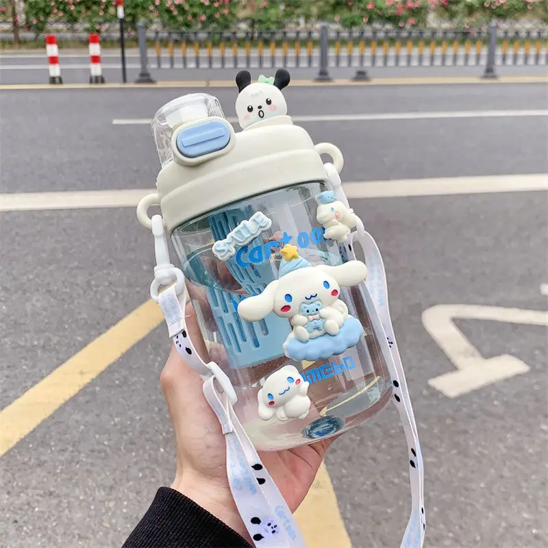 ขวดน้ำเด็กน่ารักลายคุโรมิ 660 มล. คุณภาพสูง ความจุเยอะ ทนความร้อนสูง ทำจากพลาสติก