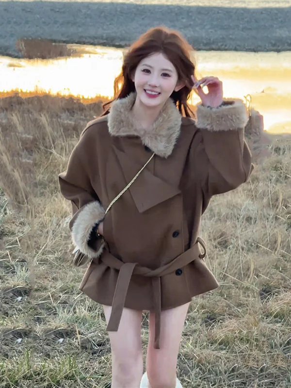 

Зимнее шерстяное пальто с воротником из меха, поясом и дизайном в стиле «сев» — однотонное, модное и универсальное для женщин