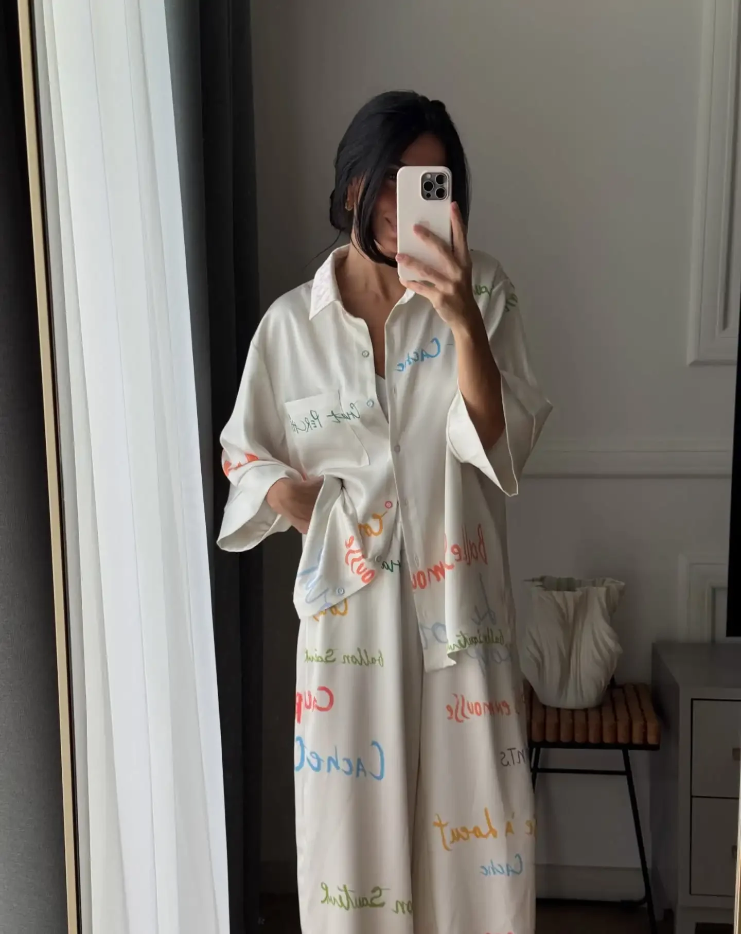 Damen Zweiteiler Set: Farbenfrohe Bluse mit Graffiti-Buchstaben-Print, Hemdkragen und Weite Hose – Urlaubskleidung – Detail 12
