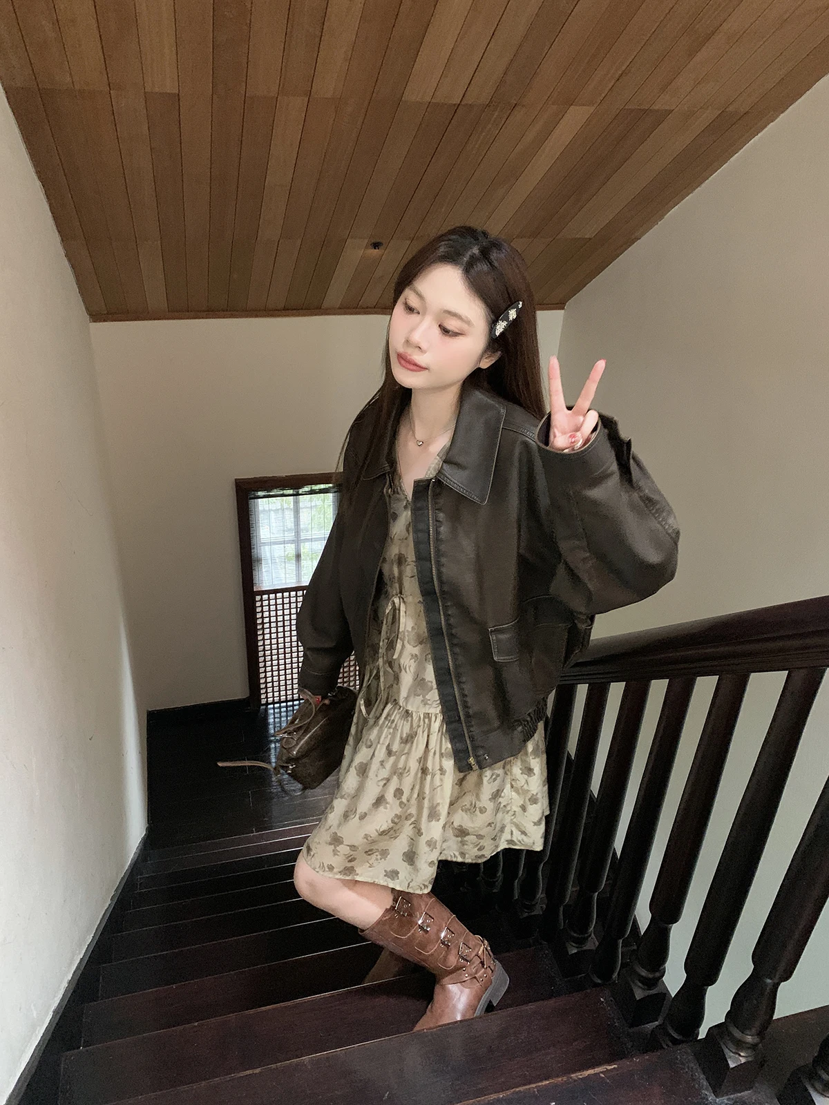 ブラウン襟付きレトロレザージャケット女性の春多用途ショートコートルーズフィットレギュラースリーブロングジッパーレディースファッション