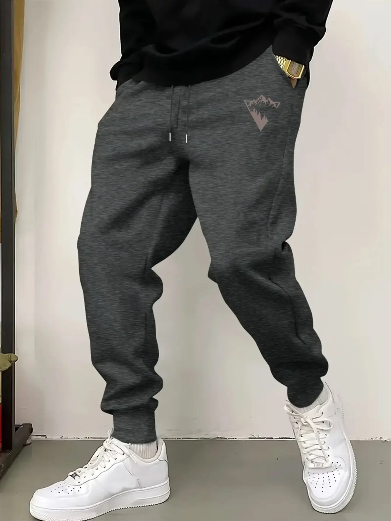 Herren-Jogginghose, lockere Freizeithose mit Kordelzug und mehreren Taschen, bedruckt mit Bergmotiven, für Sport und Streetwear – Detail 6