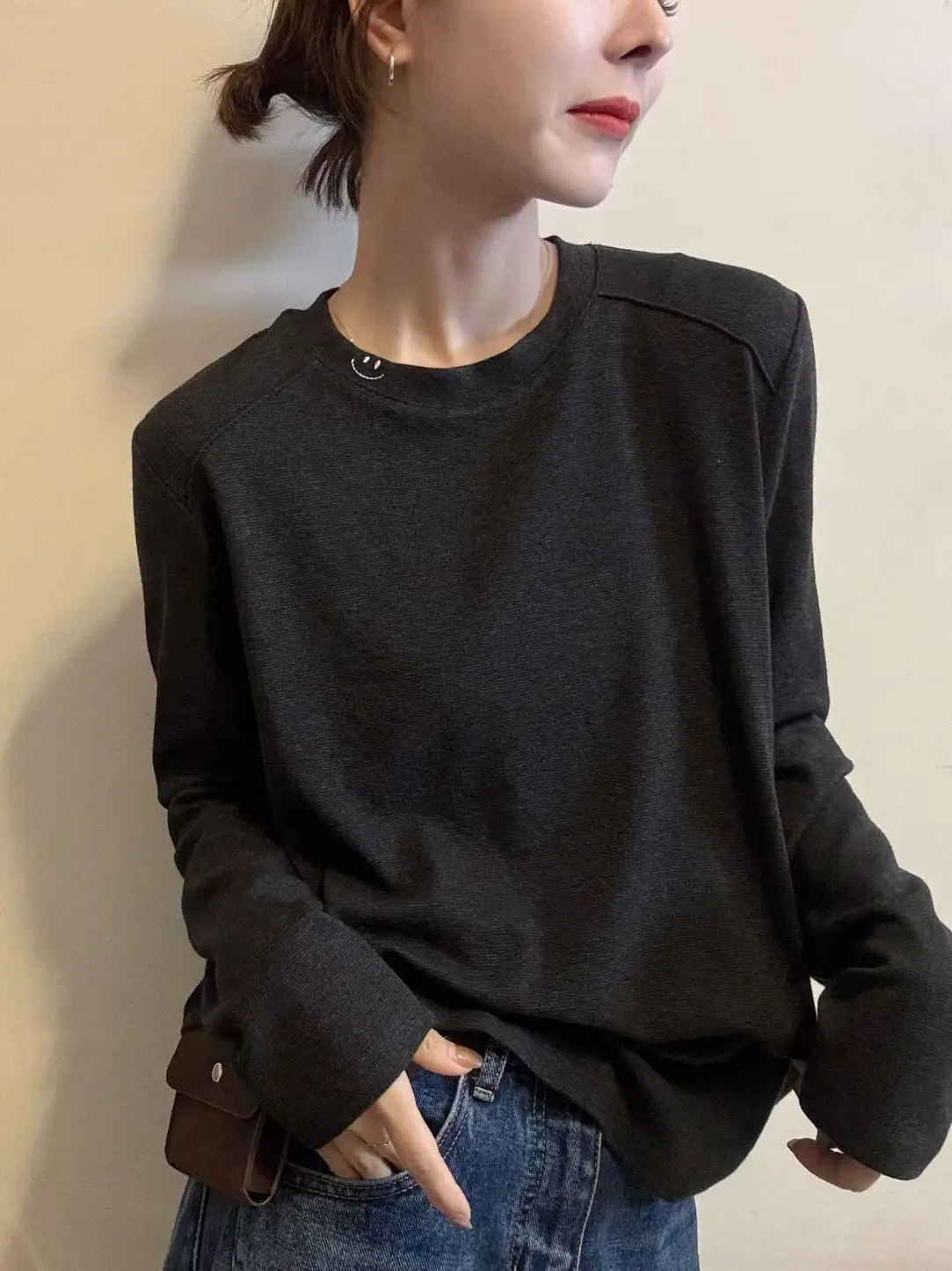 독특하고 아름다운 초가을 긴팔 티셔츠 여성용 웃는 얼굴 자수 라운드넥 베이스 티셔츠 한국 스타일 루즈핏