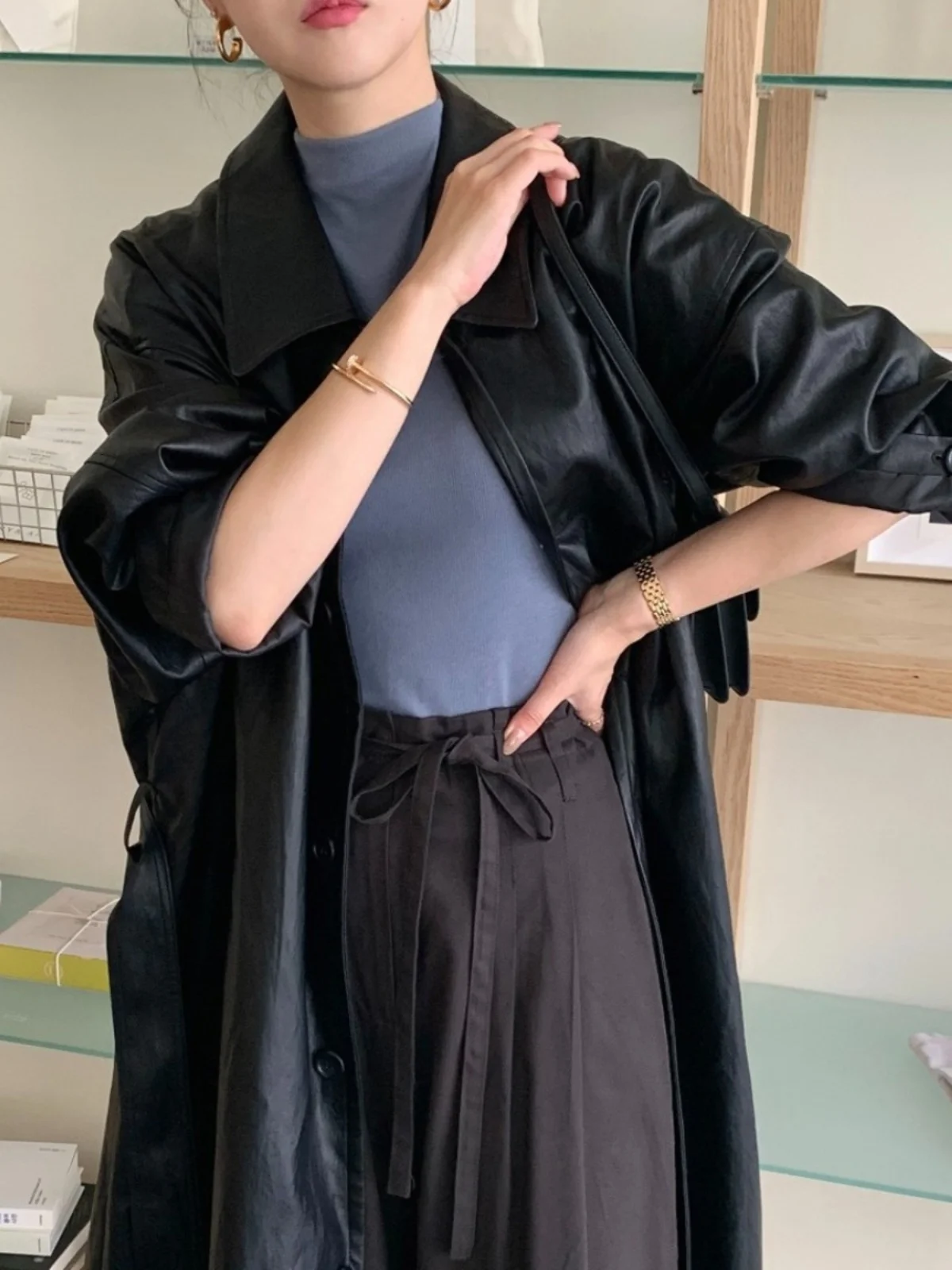 Długi płaszcz damski ze skóry ekologicznej, wiązany w talii, z kołnierzem, styl vintage, elegancki, jesieniowy, w stylu Hong Kong, długi płaszcz ze skóry PU.