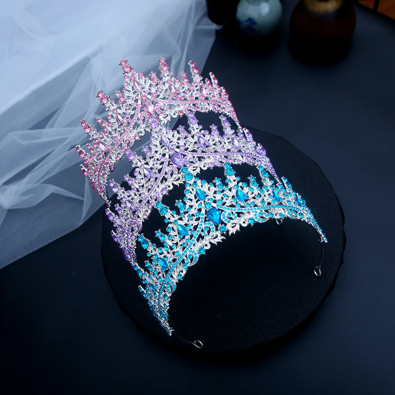 

1 шт. изысканная модная блестящая корона для волос с драгоценными камнями, многослойный королевский дизайн, идеальный вид, театрализованное представление, гламурная фантазия, элегантность для косплея