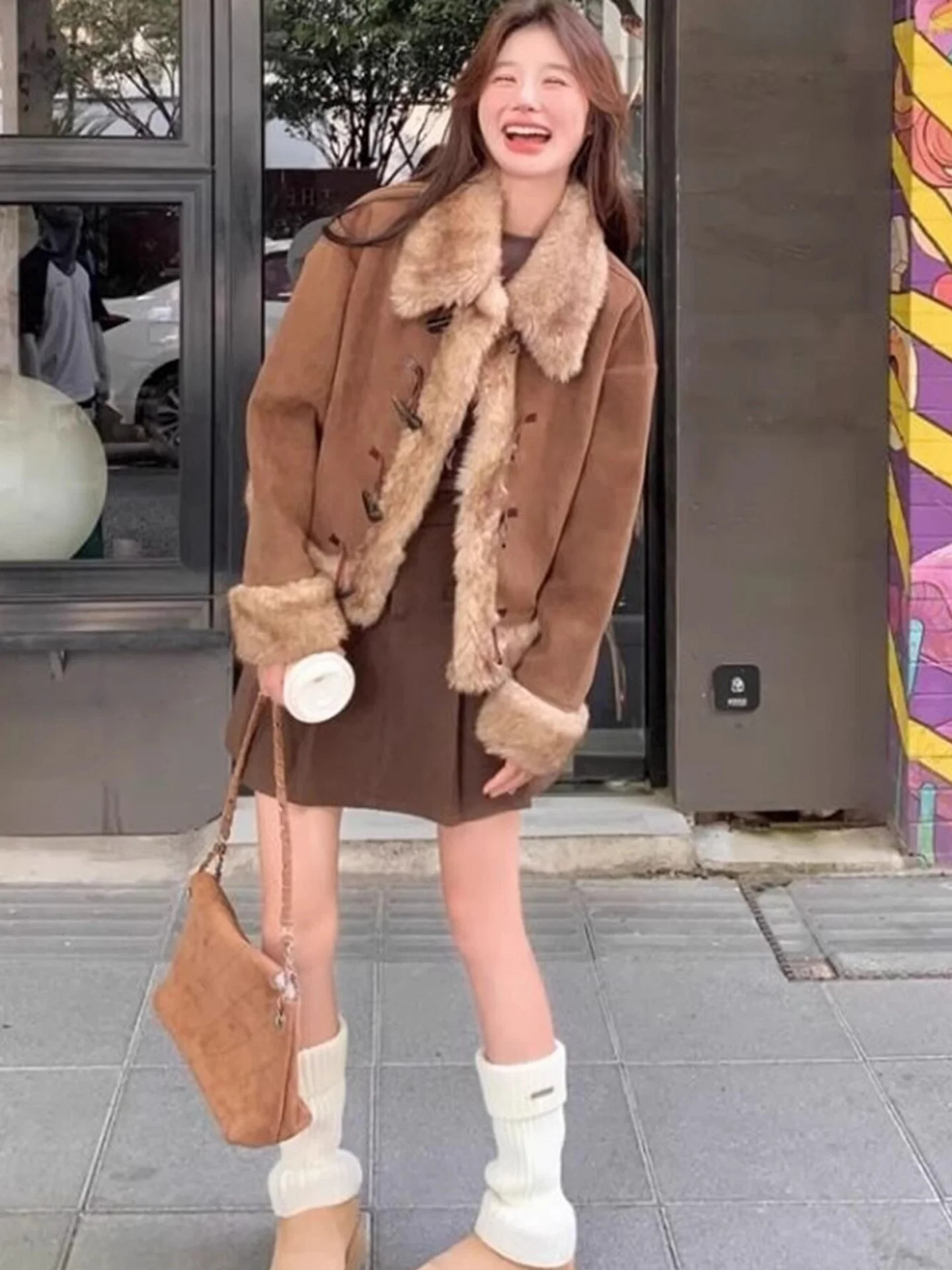 เสื้อโค้ทหนังกลับผู้หญิง รุ่น Thiened สำหรับฤดูใบไม้ร่วงและฤดูหนาว แฟชั่นไซส์เล็ก ให้ความรู้สึกหรูหรา ตกแต่งด้วยผ้าขนสัตว์ ปิดด้วยกระดุม