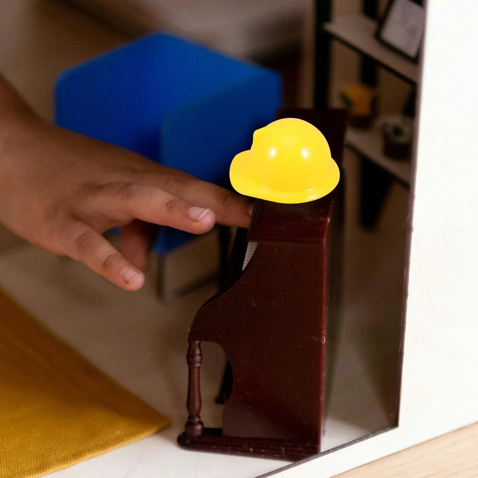 

10 шт. миниатюрных пластиковых защитных шлемов для домашних животных, кур, украшений для тортов, легкие и компактные