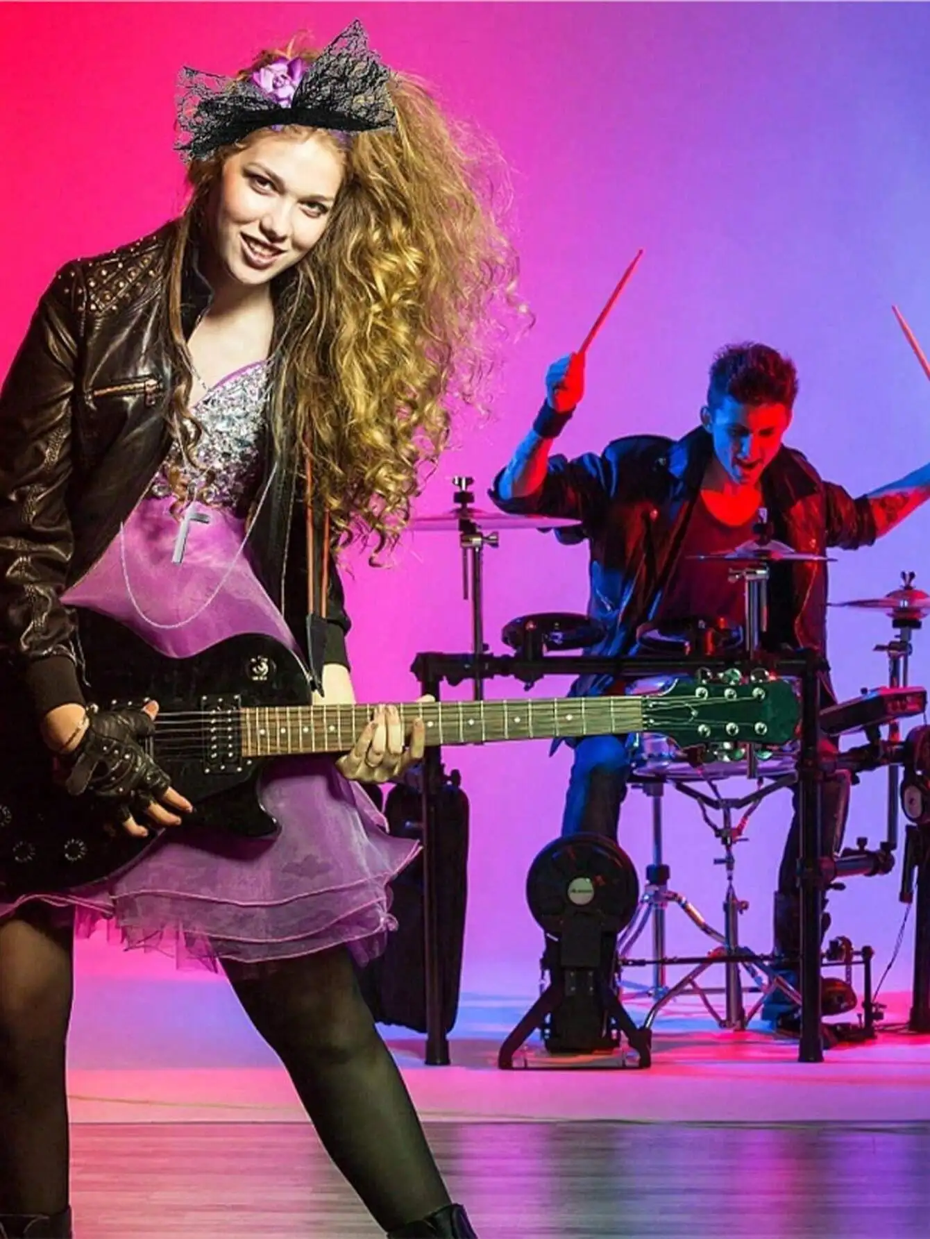 

Комплект аксессуаров для женского костюма в стиле 80-х: неоновые серьги, ожерелье, кружевные перчатки, повязка на голову