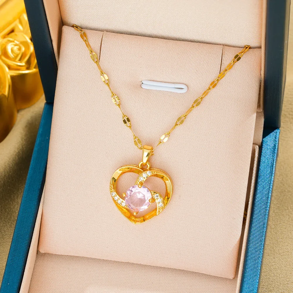 

The necklace with micro-inlay design exudes the charm of an Internet celebrity