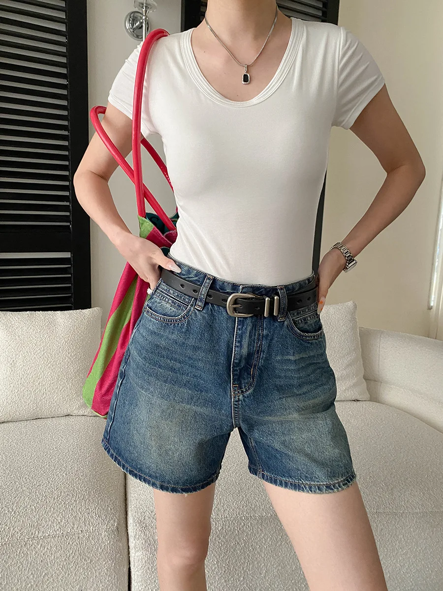Sommerliche Damen-Shorts aus Baumwoll-Denim in einfarbigem amerikanischem Retro-Stil mit hoher Taille, schlank machendem A-Linien-Schnitt und weitem Bein. – Detail 10