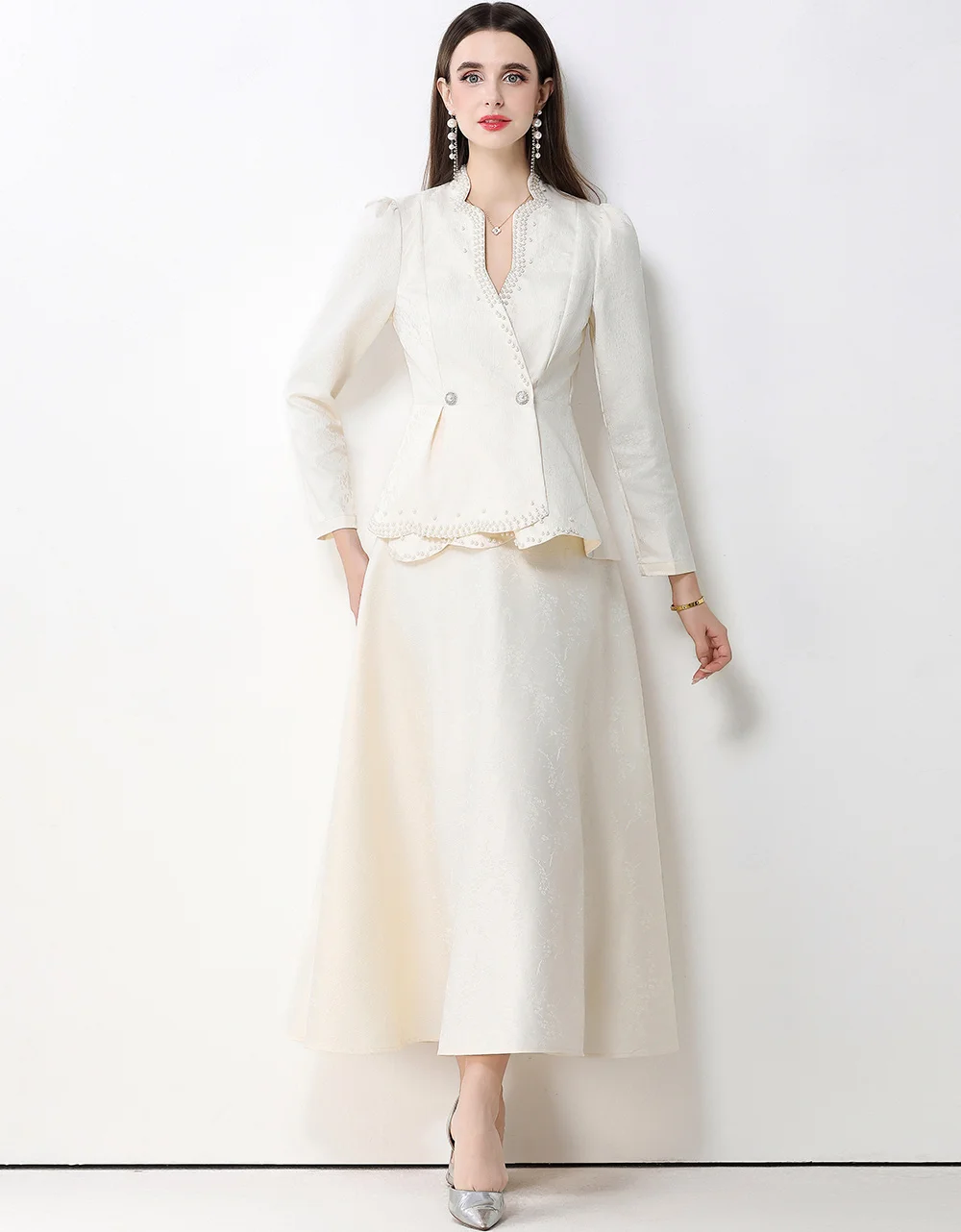 

Элегантный французский женский костюм-двойка 2026 года: новый комплект из высококачественного блейзера с декором из кирпичиков и асимметричным подолом + юбка миди