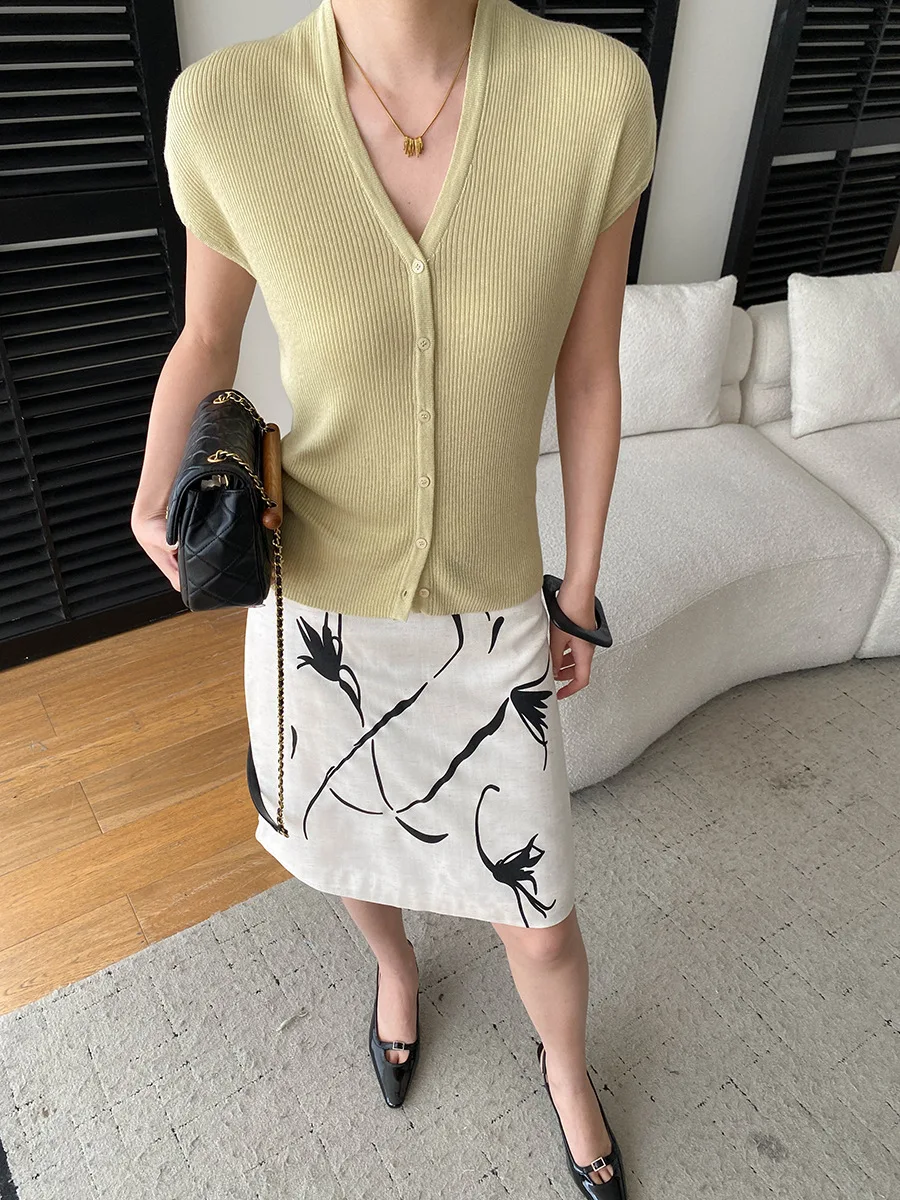 Sommerlicher Damen-Cardigan in unifarbenem, französischem Stil, V-Ausschnitt, figurbetonend, mit Taschen an den Schultern und gestrickten Ärmeln. – Detail 19