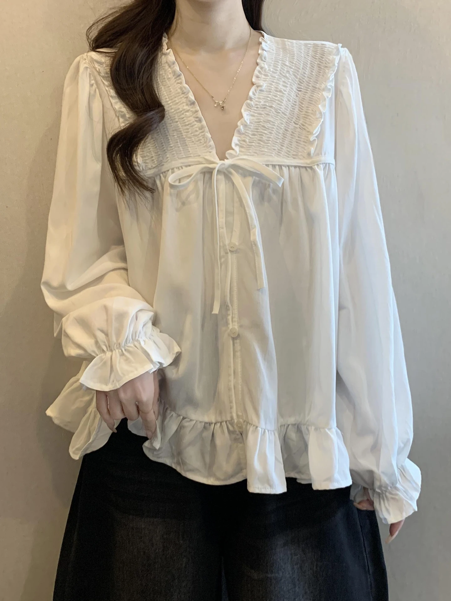 

Нежная корейская белая блузка с V-образным вырезом для женщин больших размеров, скрывающая живот, свободного кроя, с длинным рукавом, для повседневной носки, весна 2026