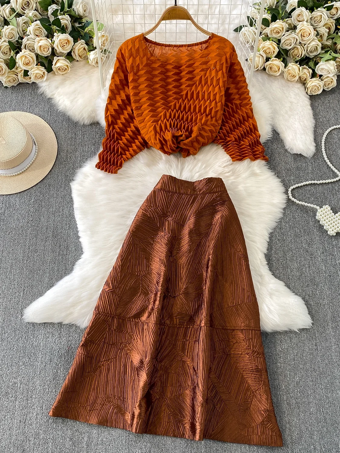 

Шикарный ретро-комплект из блестящего топа с круглым вырезом и длинной юбки, стройнящий дизайн, модный повседневный стиль для работы и отдыха.