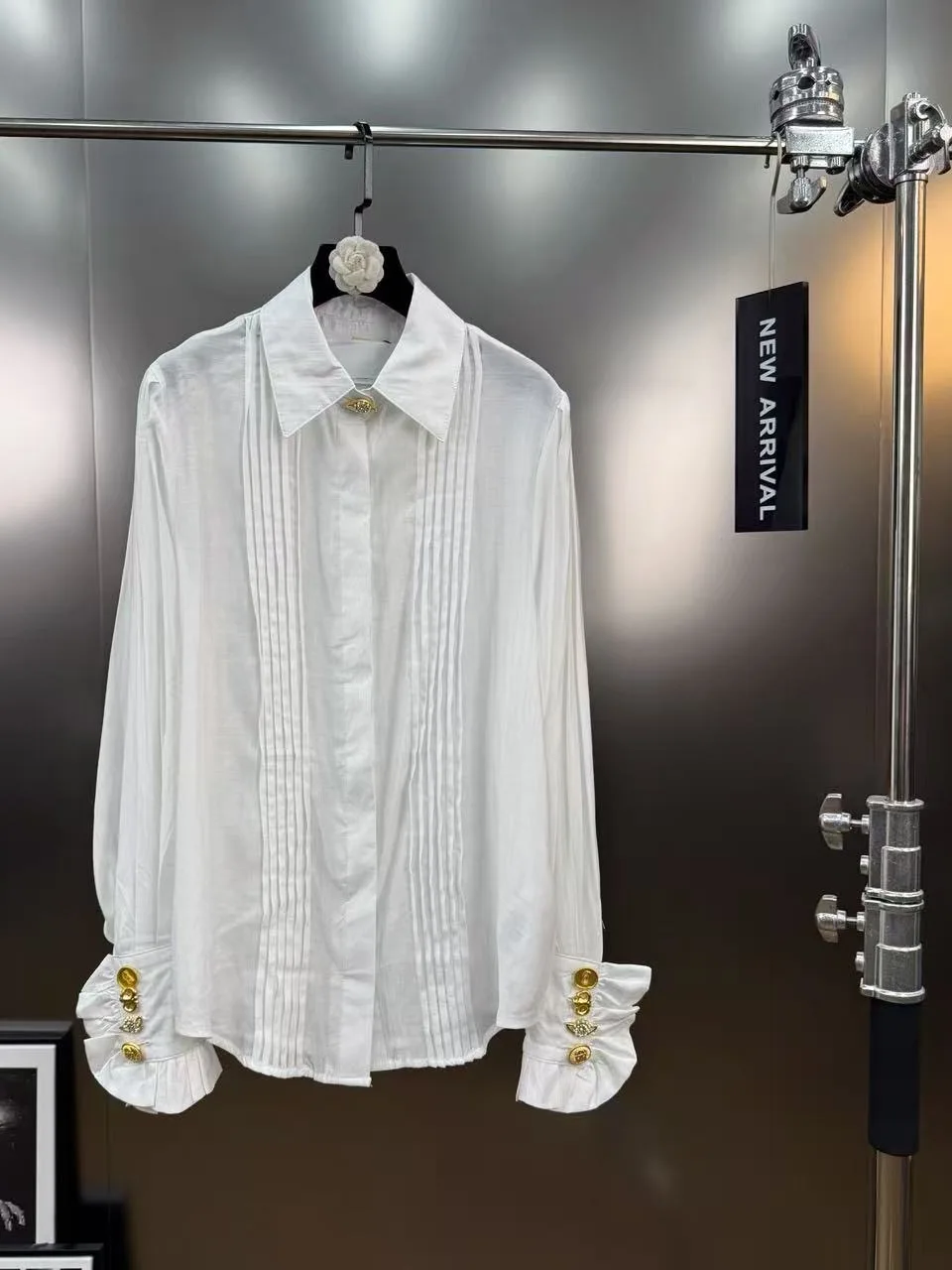 Koszula damska w stylu dworskim z metalową klamrą, plisowana, z drewnianym wykończeniem, niszowa, biała, czarna bluzka o średniej długości, nowość na jesień i zimę 2025.