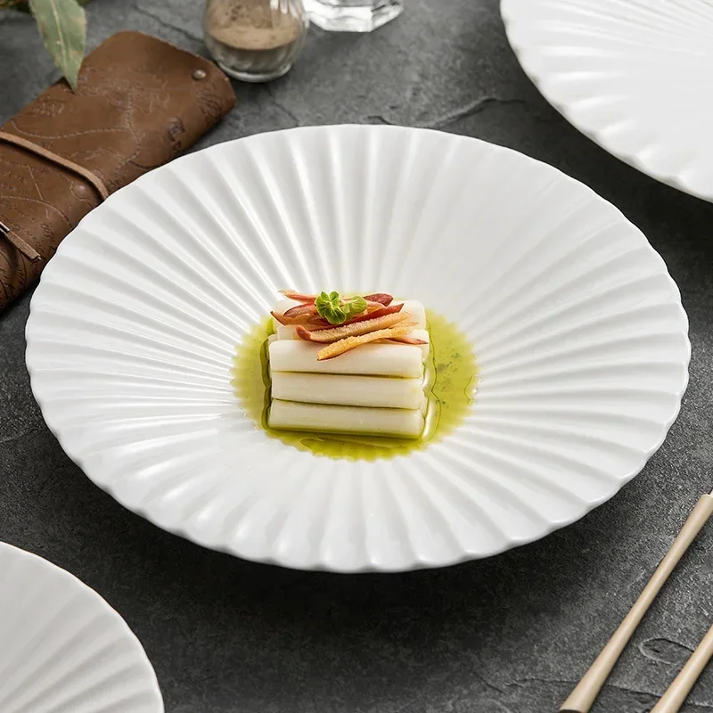 White porcelain plates, dishes, advanced dishes, hotel tableware, underglaze color texture, western food dishes, salad dishes.