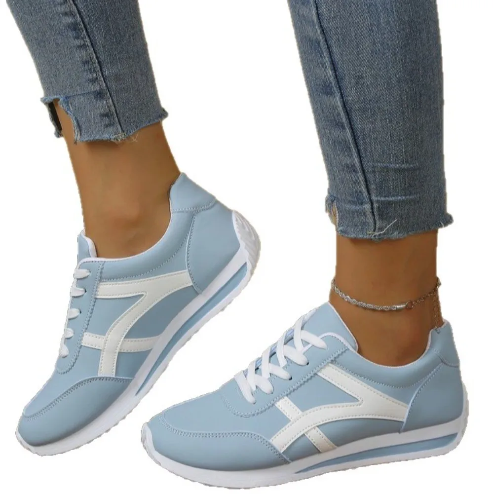 أحذية رياضية نسائية جديدة صغيرة بيضاء عصرية بمقدمة مستديرة ورباط علوي، أحذية جري مريحة وخفيفة الوزن