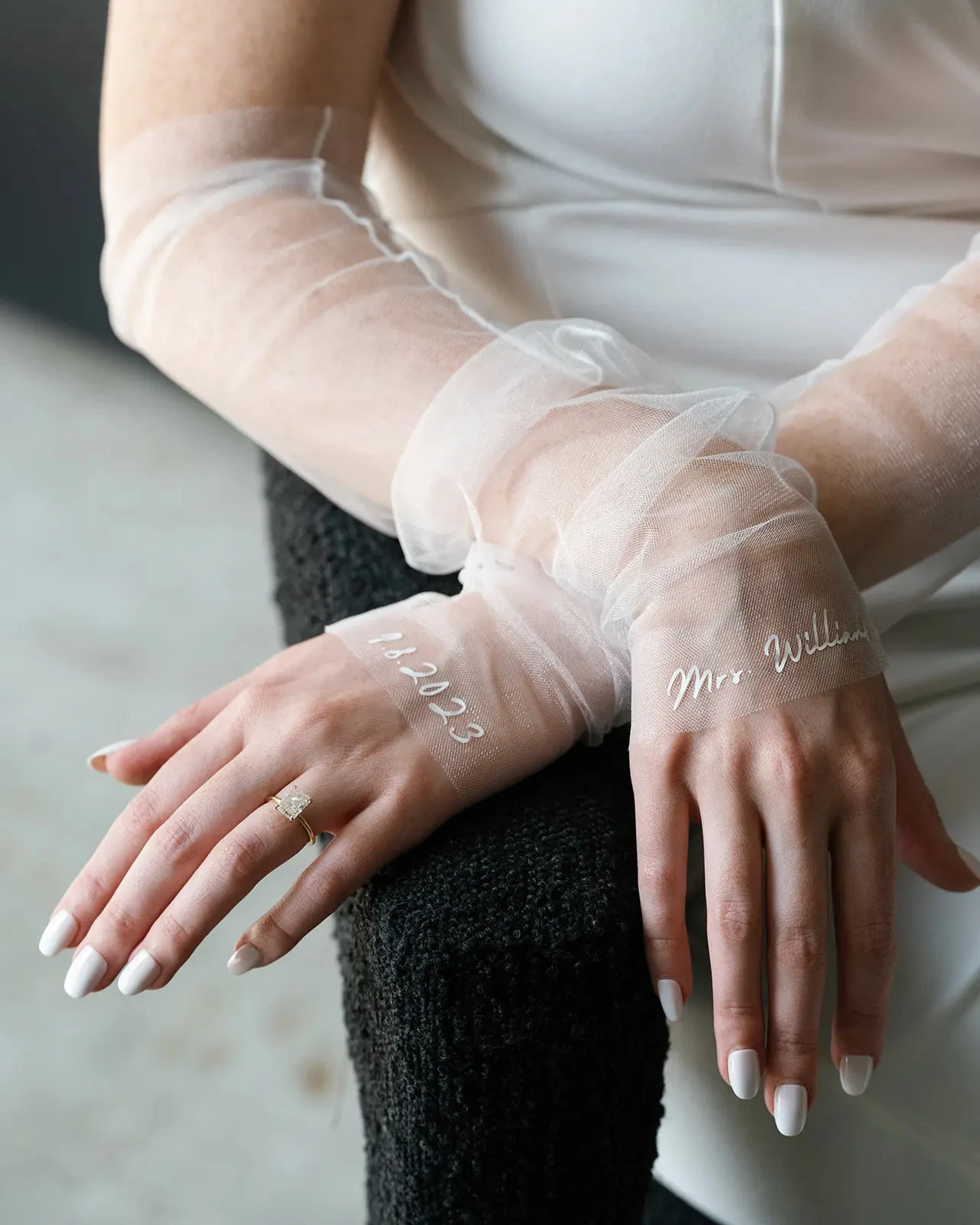 Guantes de novia largos de tul sin dedos, guantes transparentes elegantes, accesorios de boda, mangas con estampado de palabras, guantes de lujo para mujer