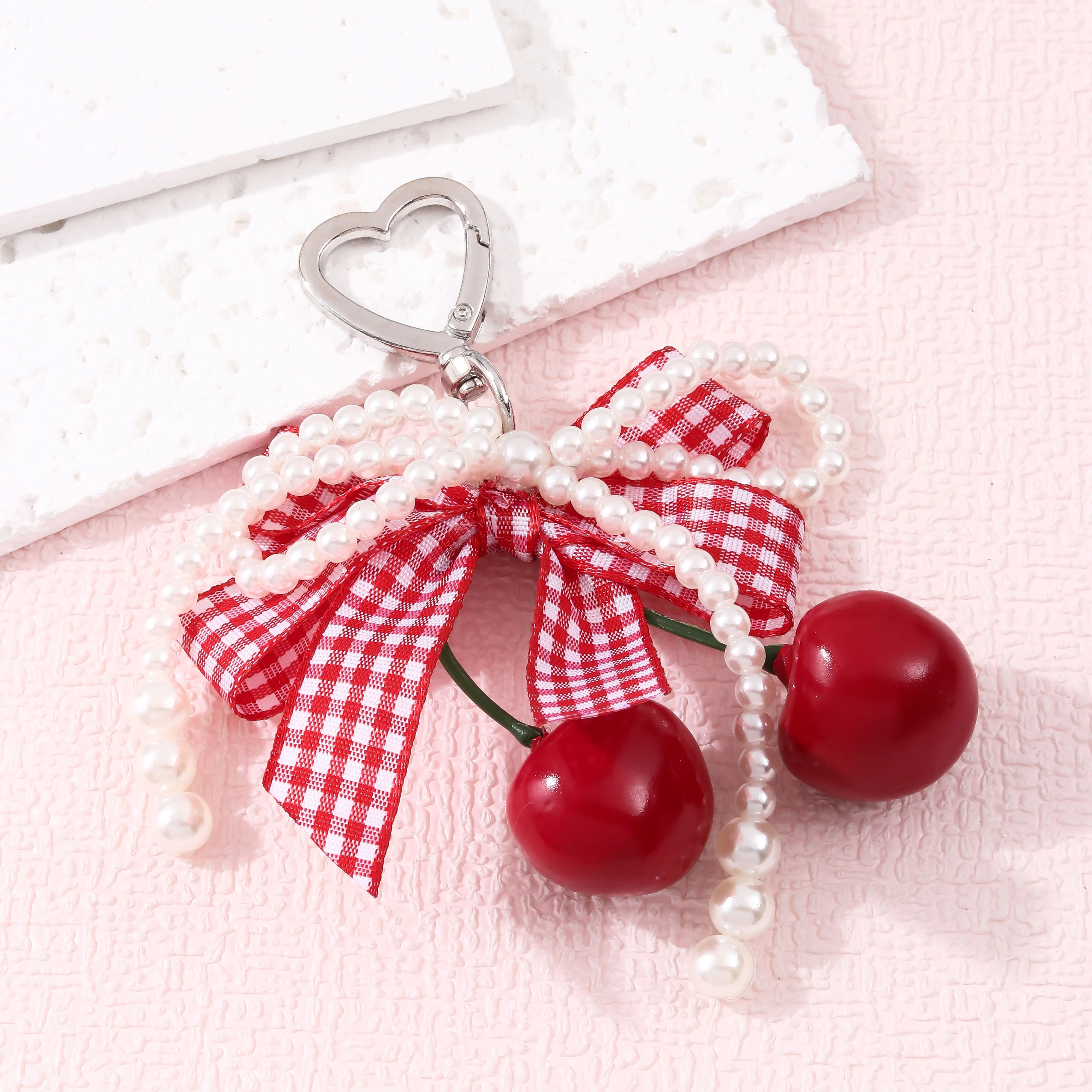 1 Stück Exquisiter Rot-Weißer Gitter-Perlen-Schleifen-Kirsch-Schlüsselanhänger DIY Eleganter Süßer Taschenanhänger Accessoires Schmuck Geschenk für Damen und Mädchen