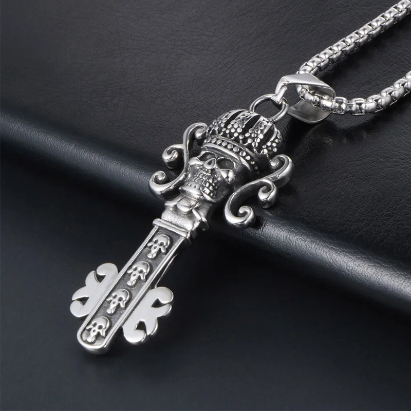 Pendentif tête de mort couronne pour homme, collier en acier pour homme, cadeau parfait pour les petits amis, les pères, les maris et les dispersés.