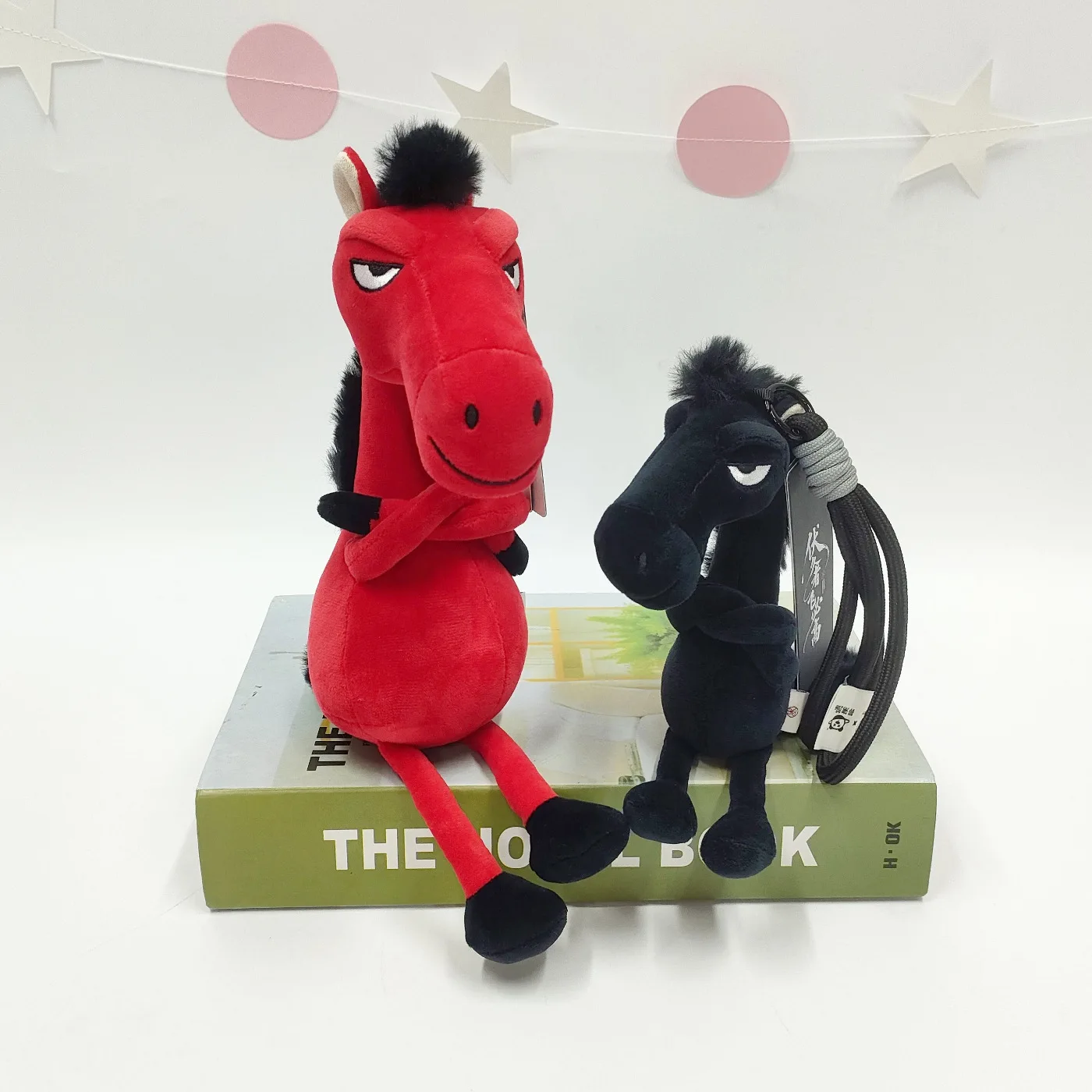 พวงกุญแจม้าการ์ตูน ปีม้า 2026 ตุ๊กตาม้าแฟนซีสุดน่ารัก สไตล์แฟนตาซี ตุ๊กตาโพนี่ขนนุ่ม ของตกแต่งกระเป๋าเป้ ของขวัญคริสต์มาสและปีใหม่