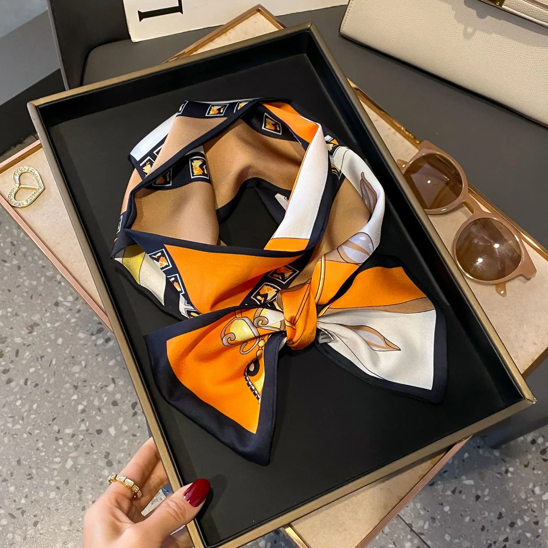 Luxus Hahnentritt Druck Nachahmung Seide Schal Stirnband Halstuch Foulard Weibliche Haar Schals Krawatte Dünne Schals Weiche Satin – Detail 7