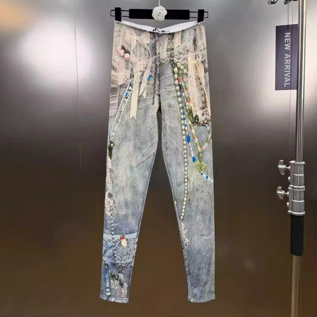 

Весенние леггинсы 2026 в американском ретро-стиле с принтом под джинс, облегающие, с дизайнерским акцентом, в уличном стиле