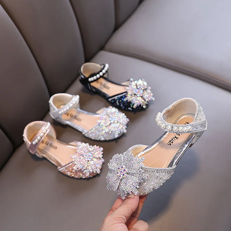 

Girl Summer Sandals 2025 New Sequins Children Fashion Princess Shoes Luxury Glitter Pearl Kids Performance Flat Sandals Elegant