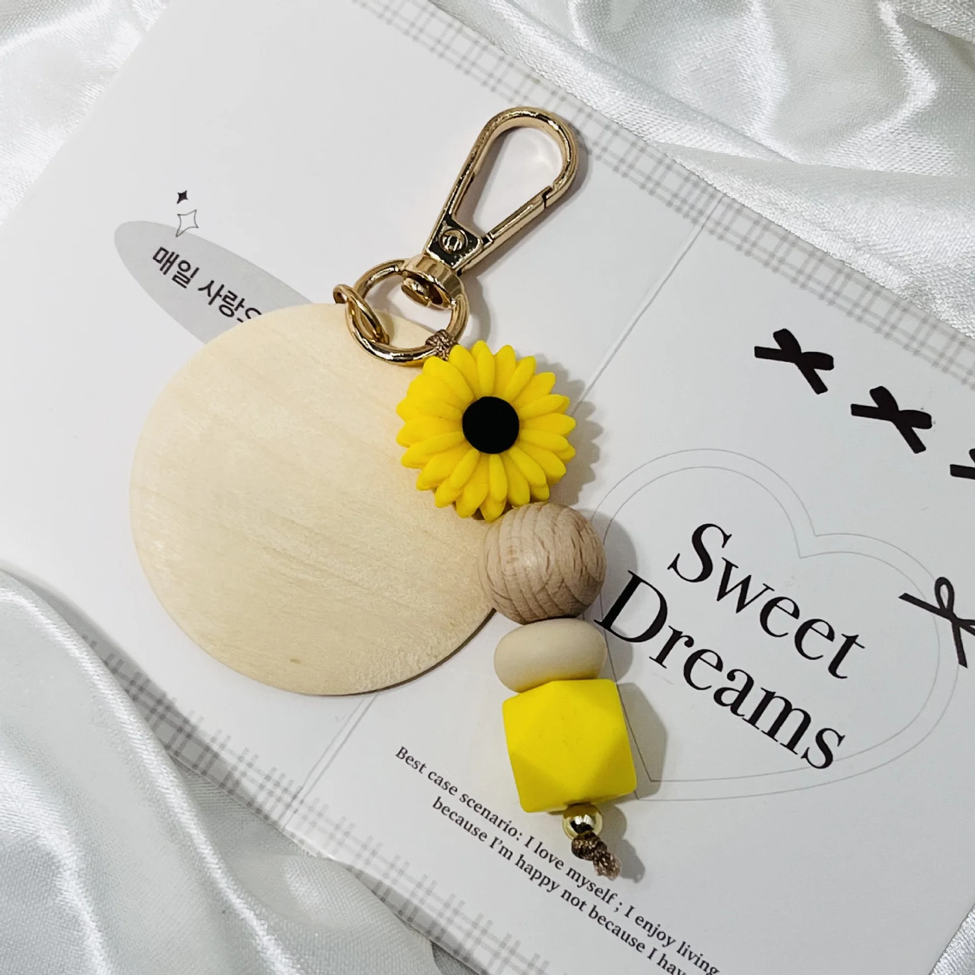DIY Gänseblümchen Silikon-Perlen Schlüsselanhänger Handgefertigter Holzperlen Schlüsselring Anhänger Kreatives Personalisiertes Namens-Schlüsselanhänger Geschenk – Detail 7